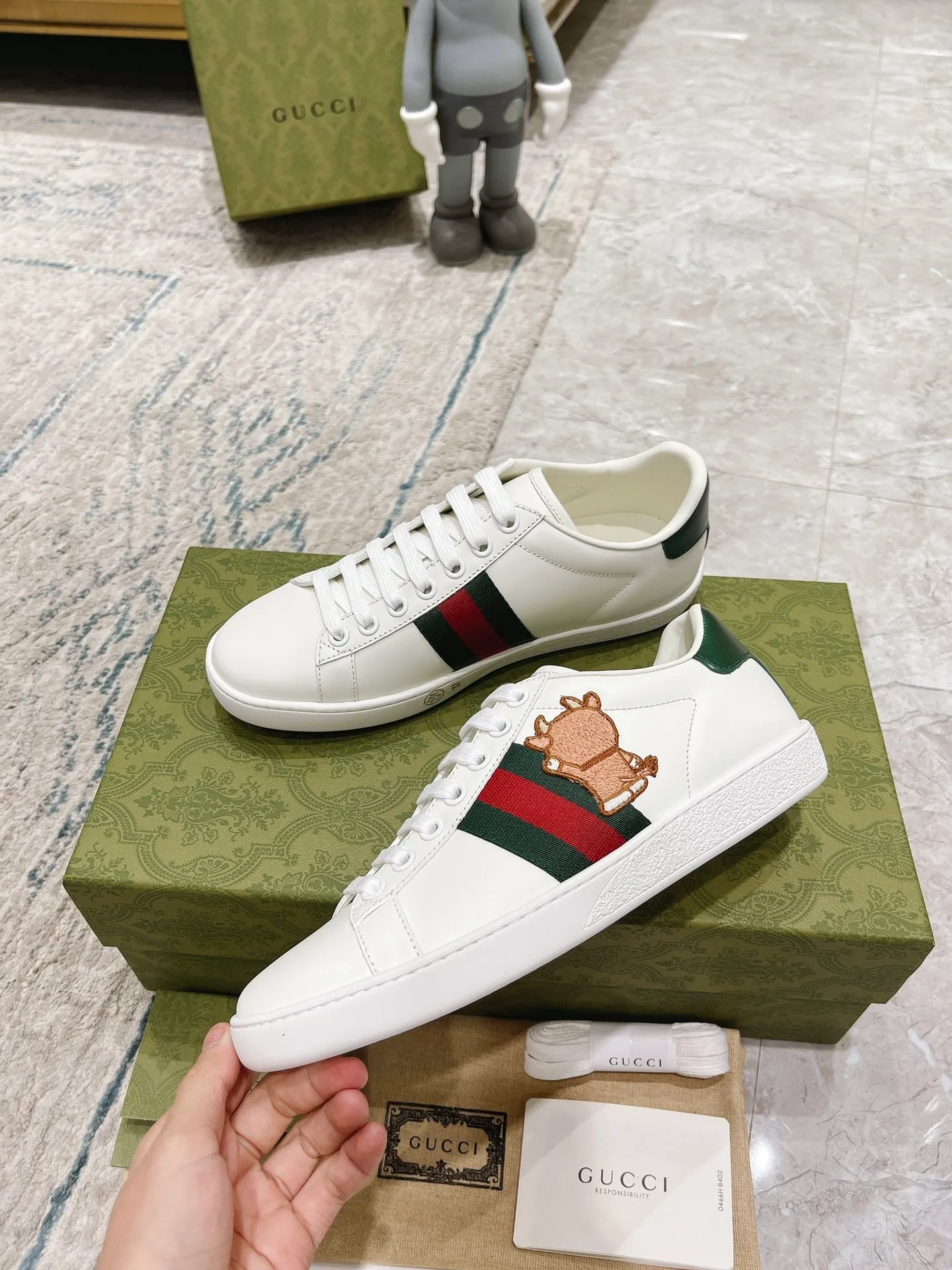 👟👟Ex-factory price 440👟👟 Women's shoe factory GUCCi's latest anti-counterfeiting line classic sports lace-up white shoes for couples ☝︎57 layouts of the whole series are shipped with high quality★ Color matching is being updated continuously... 🔥Look for our upgraded version quality, original mold opening ✔️Original last shape ✔ Everything is authentic from the inside out🥊 🍬Material: 🔸The upper is made of Italian cowhide imported from the original factory. The comfort and softness are higher than ordinary cowhide from domestic factories. ➕Full cowhide lining and foot pads. The lining adopts the same lasting method as the original. The midsole is also printed with double G and the insole is also original molded. 3D craftsmanship❗���Different from ordinary products in the market❗️➕The outsole adopts the original high-density one-to-one sole➕⚠️The snakeskin tail is consistent with the authentic color, and the real snakeskin is a small piece➕🗯The embroidered patches are also authentic. After disassembly, each color comparison is accurate before shipment‼ ️ Shoe size: Female 35-40 Male 39-44